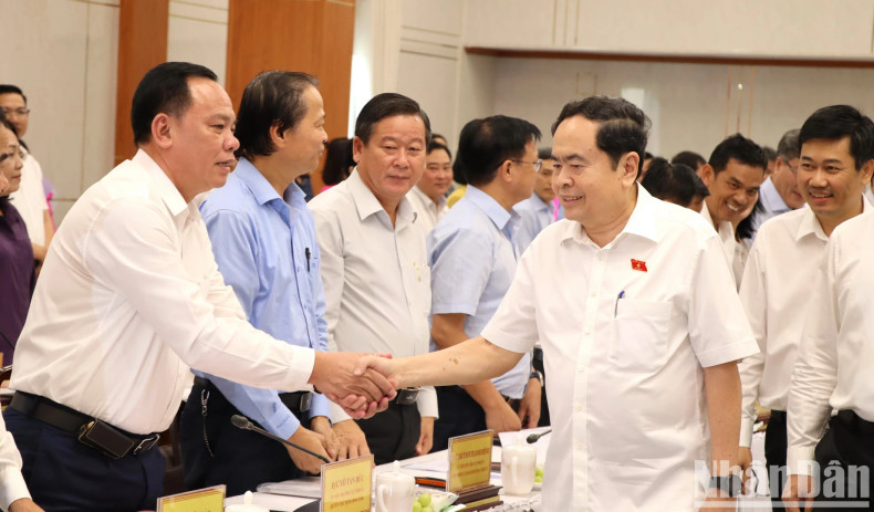 国会主席陈青敏和各位代表。