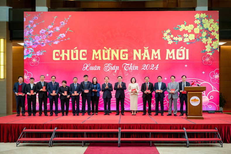 国会主席王廷惠给与会代表发压岁钱。