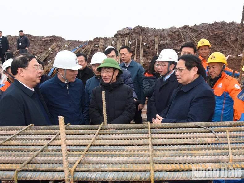 范明正总理走访慰问一号南定-清化500 kV输电线路项目施工工人。 范明正总理走访慰问一号南定-清化500 kV输电线路项目施工工人。