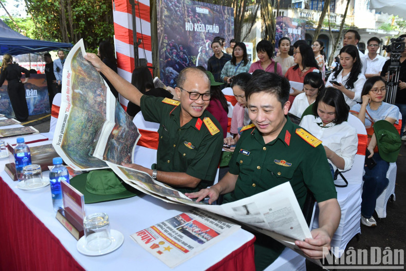 各位代表参加纪念奠边府大捷70周年全景图互动展。 各位代表参加纪念奠边府大捷70周年全景图互动展。