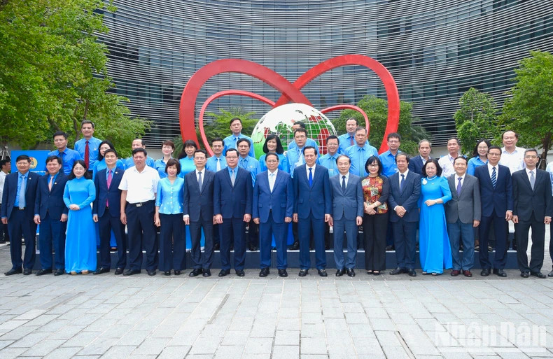 政府总理范明正和与会代表合影。 政府总理范明正和与会代表合影。