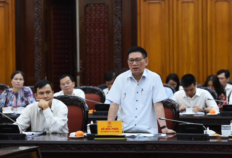 财政部部长胡德福在会上发表讲话。