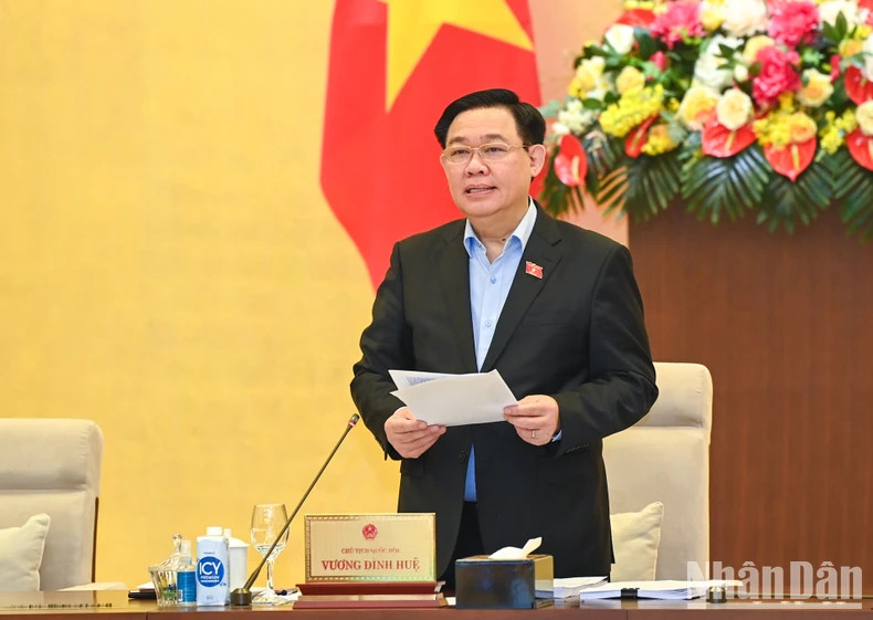 国会主席王廷惠致开幕词。