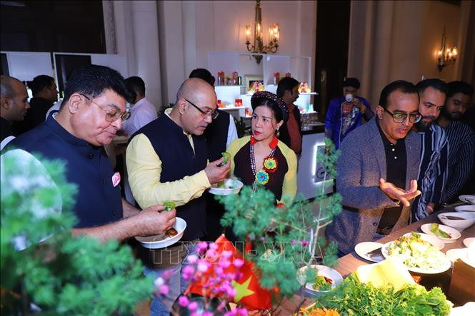 印度游客品尝越南素菜春卷。（图片来源：越通社）