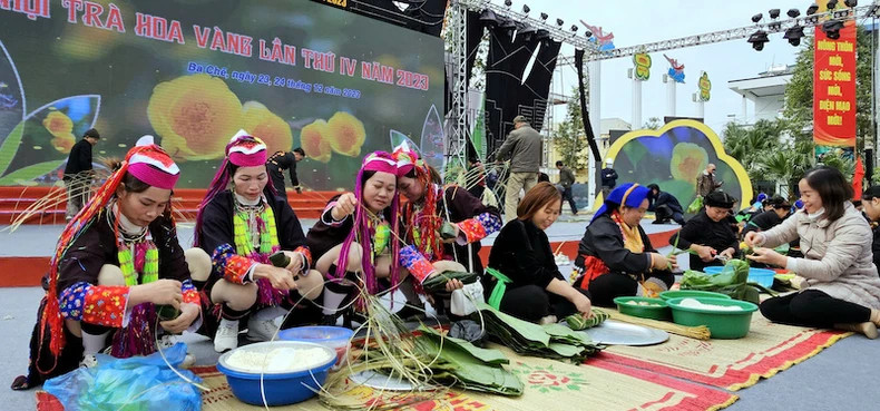 广宁省波制县金花茶节上牛角饼（Cốc mò）比赛。