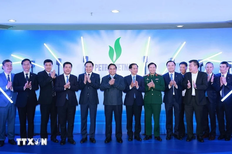 政府总理范明正和出席油气部门2025年工作计划部署会议的各位代表。 政府总理范明正和出席油气部门2025年工作计划部署会议的各位代表。