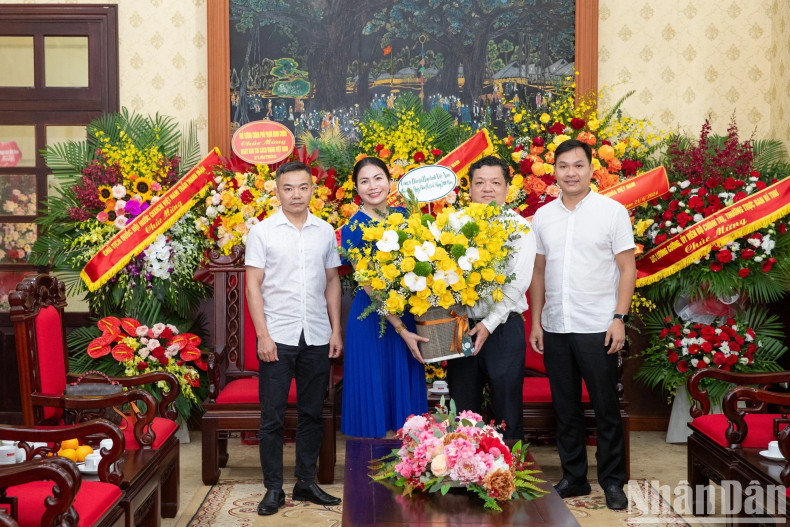 越南合作拍卖公司代表团前来祝贺《人民报》社。 越南合作拍卖公司代表团前来祝贺《人民报》社。