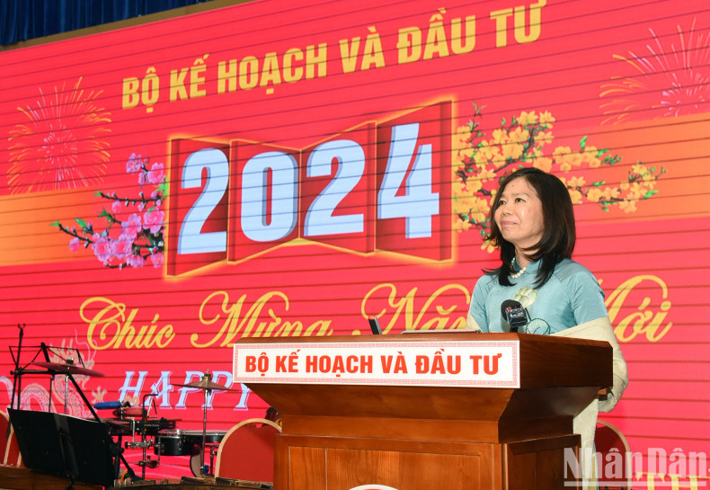 联合国常驻越南协调员宝琳·塔梅西斯发表讲话。 联合国常驻越南协调员宝琳·塔梅西斯发表讲话。