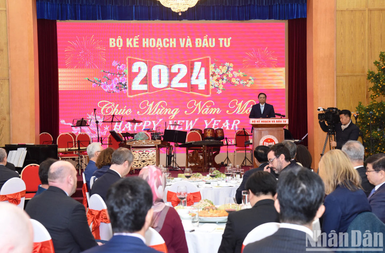 招待会场景。 招待会场景。