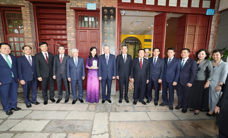 越共中央总书记、国家主席苏林和夫人及各位代表在越南青年革命同志会旧址合影。 越共中央总书记、国家主席苏林和夫人及各位代表在越南青年革命同志会旧址合影。