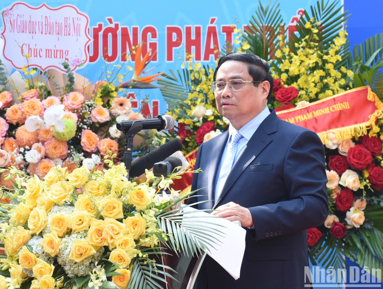 范明正总理在阮廷炤初中开学典礼上发表讲话。 范明正总理在阮廷炤初中开学典礼上发表讲话。