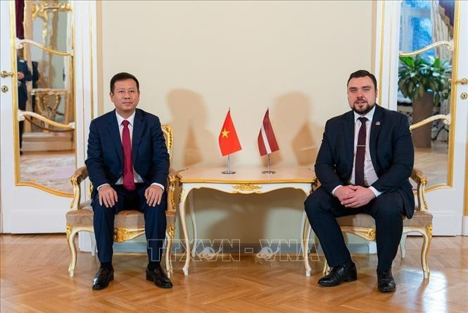 越南驻拉脱维亚大使陈文俊礼节性地拜会拉脱维亚议会副议长格拉斯伯格斯。（图片来源：越通社）