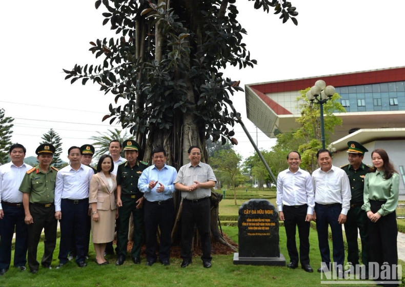 越南政府总理范明正造访由越共中央总书记阮富仲2023年8月对谅山省进行工作访问之际在友谊国际口岸种植的榕树。 越南政府总理范明正造访由越共中央总书记阮富仲2023年8月对谅山省进行工作访问之际在友谊国际口岸种植的榕树。