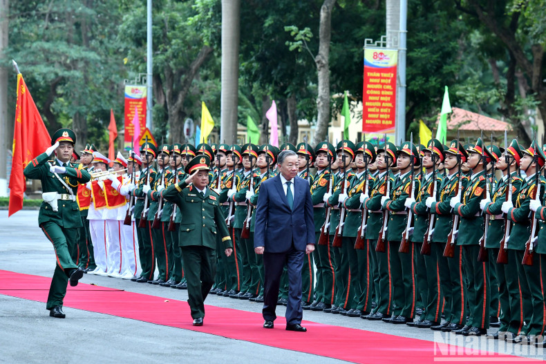 苏林总书记出席越南人民军总政治局建局80周年纪念典礼。