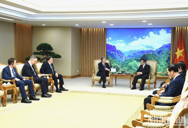 越南政府总理范明正会见率领美国总统特派代表团赴越吊唁越共中央总书记阮富仲的美国国务卿安东尼·布林肯。 越南政府总理范明正会见率领美国总统特派代表团赴越吊唁越共中央总书记阮富仲的美国国务卿安东尼·布林肯。