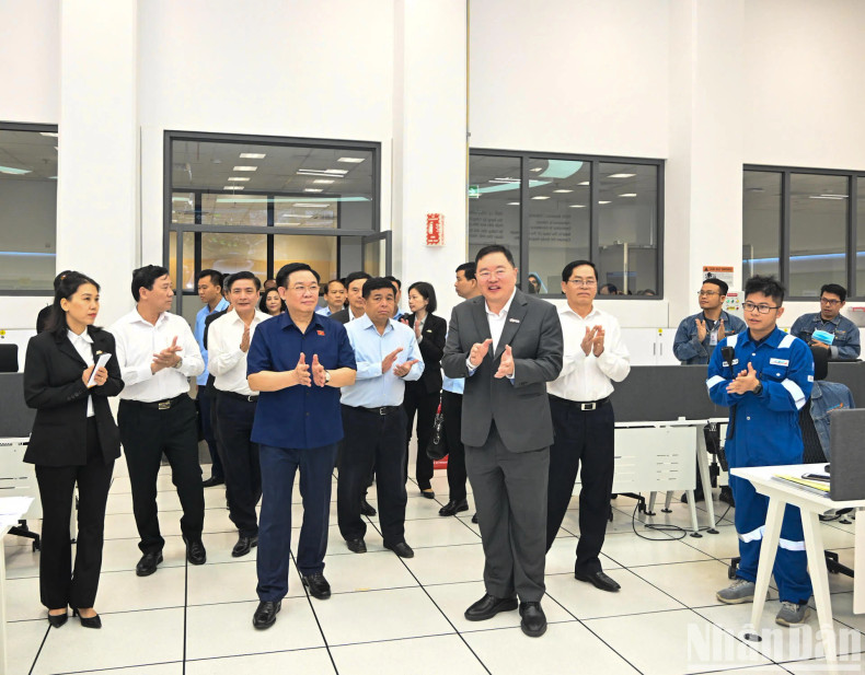 国会主席王廷惠一行参观龙山石油工业综合体项目并举行工作会议。 国会主席王廷惠一行参观龙山石油工业综合体项目并举行工作会议。