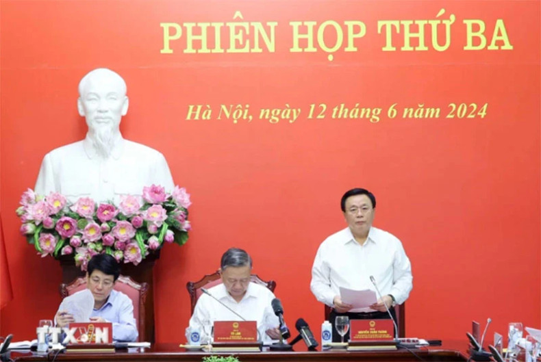 越共中央政治局委员、书记处常务书记梁强,越共中央政治局委员、胡志明国家政治学院院长、中央理论委员会主席阮春胜在会上作报告。 越共中央政治局委员、书记处常务书记梁强,越共中央政治局委员、胡志明国家政治学院院长、中央理论委员会主席阮春胜在会上作报告。