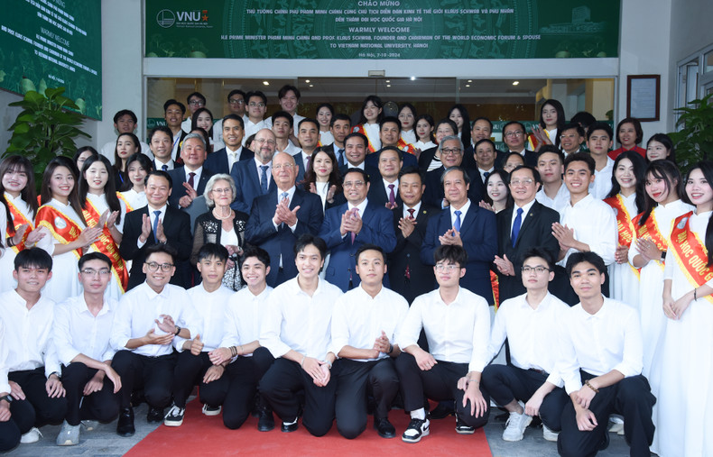 政府总理范明正和世界经济论坛主席克劳斯·施瓦布与各所高等院校的师生。 政府总理范明正和世界经济论坛主席克劳斯·施瓦布与各所高等院校的师生。