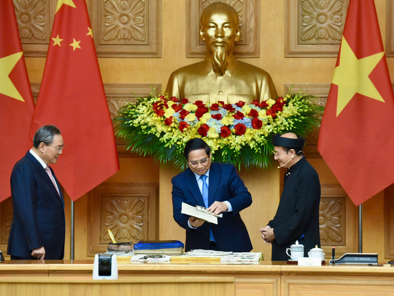 越南政府总理范明正和中国国务院总理李强制作东胡民间画。