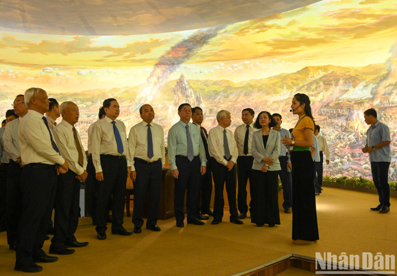 党和国家领导、前领导参观奠边府历史大捷博物馆。