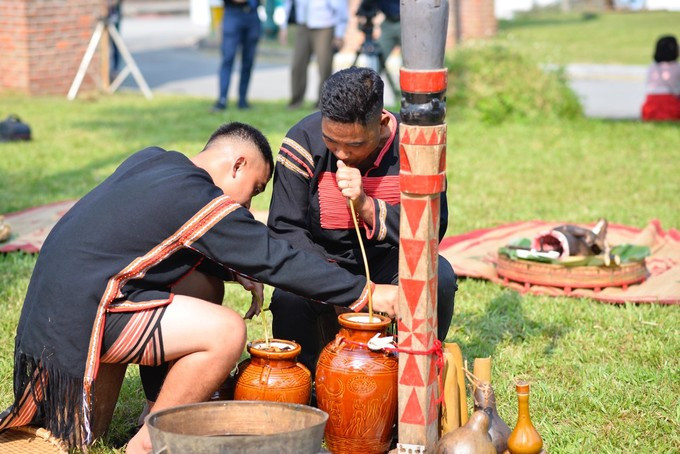 埃德族同胞的健康祭仪式。 埃德族同胞的健康祭仪式。