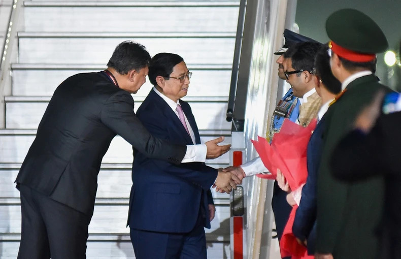 越南政府总理范明正一行的专机已抵收低新德里帕拉姆军用机场，开始对印度进行国事访问。