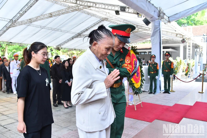 许多民众走过一段很长的路前来吊唁越共中央总书记逝世。