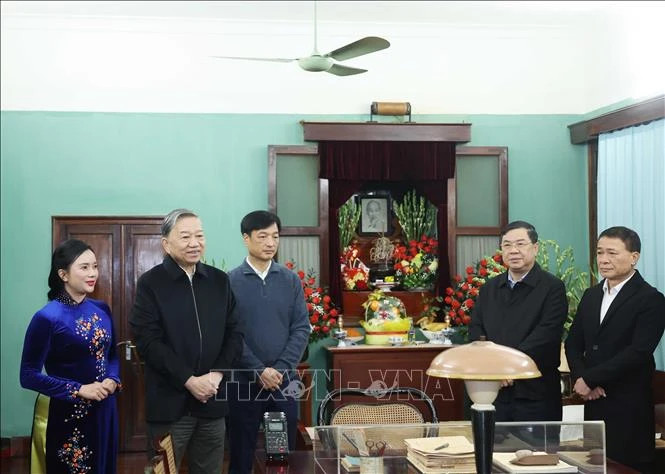 苏林总书记与主席府的胡志明主席遗址区管理委员会的干部和工作人员交谈。 苏林总书记与主席府的胡志明主席遗址区管理委员会的干部和工作人员交谈。