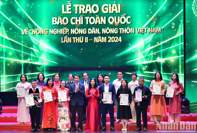 组委会代表和相关单位向获奖作者、作者组颁发鼓励奖。 组委会代表和相关单位向获奖作者、作者组颁发鼓励奖。