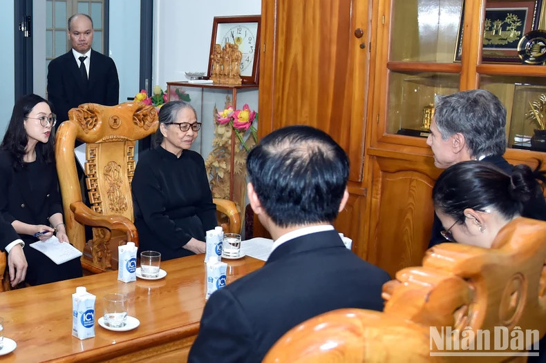 阮富仲总书记夫人吴氏敏对美方、美国总统乔·拜登本人和美国国务卿安东尼·布林肯对阮富仲总书记的美好感情表示感慨。