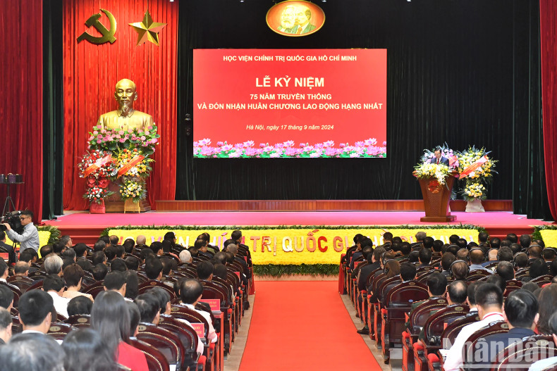 胡志明国家政治学院传统日75周年庆典场景。 胡志明国家政治学院传统日75周年庆典场景。