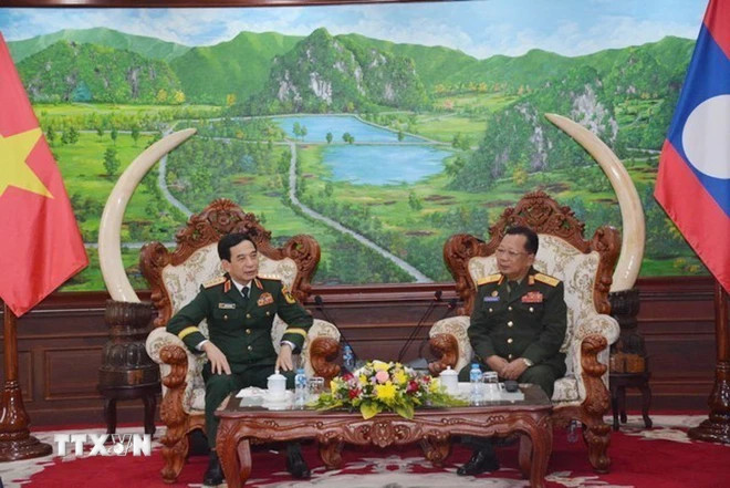 潘文江大将会见了老挝人民革命党中央政治局委员、副总理兼国防部长占沙蒙·占雅拉大将。(图片来源:越通社) 潘文江大将会见了老挝人民革命党中央政治局委员、副总理兼国防部长占沙蒙·占雅拉大将。(图片来源:越通社)