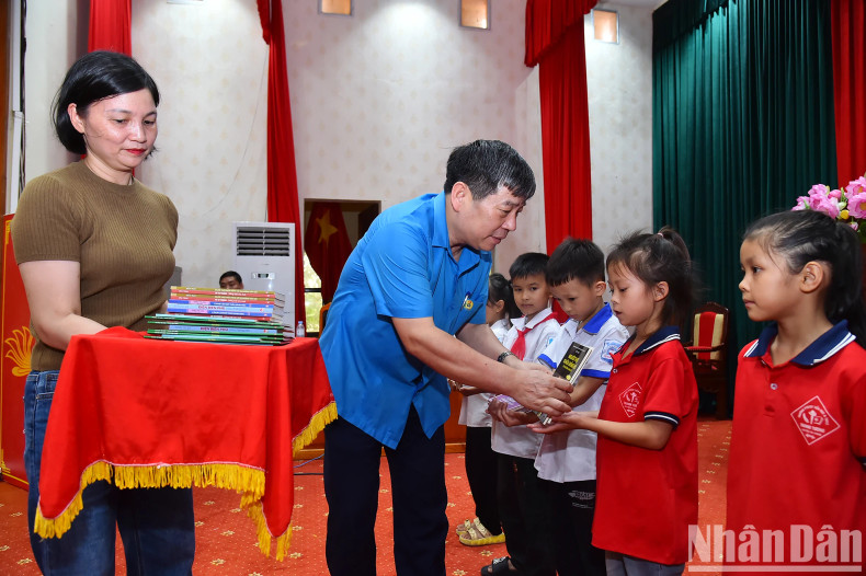 越南工会常务副主席阮文东向纳杭县奋发向上的贫困优秀学生赠送礼物。 越南工会常务副主席阮文东向纳杭县奋发向上的贫困优秀学生赠送礼物。