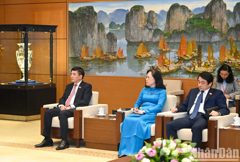 越南国会秘书长、国会办公厅主任裴文强和越方代表团成员出席会见。 越南国会秘书长、国会办公厅主任裴文强和越方代表团成员出席会见。