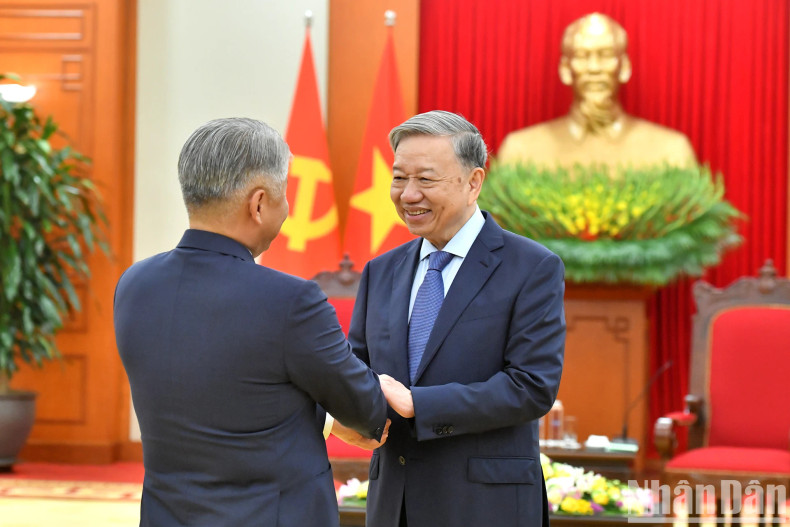 越共中央总书记苏林会见蒙古国食品、农业和轻工业部长、越南与蒙古国政府间联合委员会蒙方主席扎丹巴·恩赫巴亚尔。