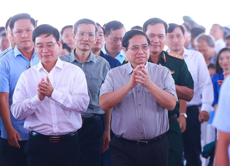 政府总理范明正出席“500昼夜完成3000公里高速公路”竞赛运动启动仪式。（图片来源：越通社）