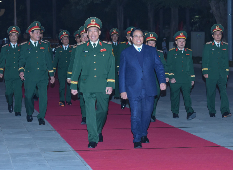 政府总理范明正走访国防学院并向干部、教师、学员表示祝贺。