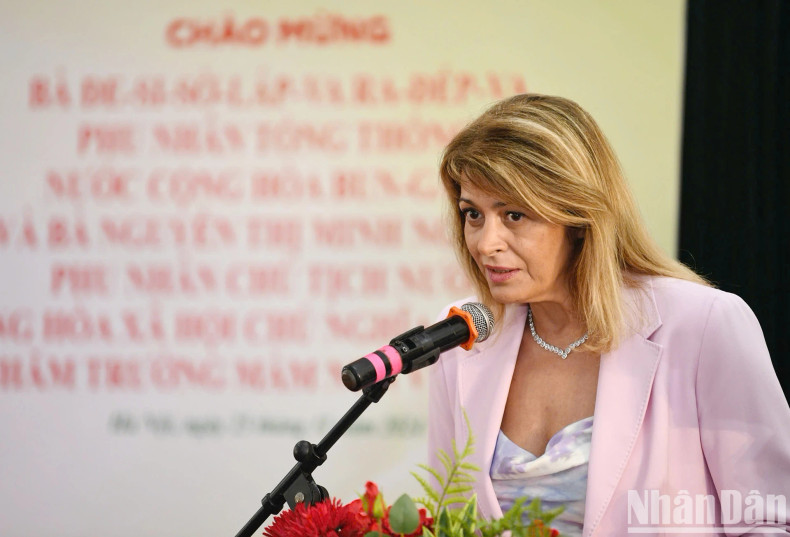 保加利亚总统鲁门·拉德夫夫人德西斯拉娃·拉德娃在活动上发表讲话。