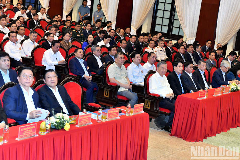 党和国家领导及与会代表。