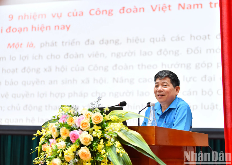越南工会常务副主席阮文东在会议上向《人民报》社工会干部介绍工会工作的重要内容。 越南工会常务副主席阮文东在会议上向《人民报》社工会干部介绍工会工作的重要内容。