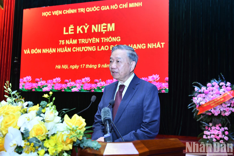 越共中央总书记、国家主席苏林在活动上发表讲话。 越共中央总书记、国家主席苏林在活动上发表讲话。