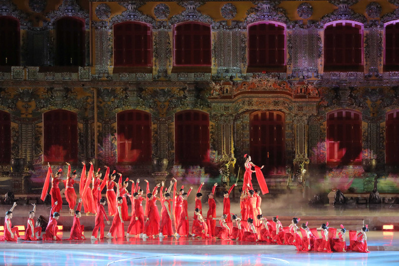 在2024年顺化国际艺术文化周开幕式上,建中殿因建筑投影(3D mapping)技术而熠熠生辉。 在2024年顺化国际艺术文化周开幕式上,建中殿因建筑投影(3D mapping)技术而熠熠生辉。