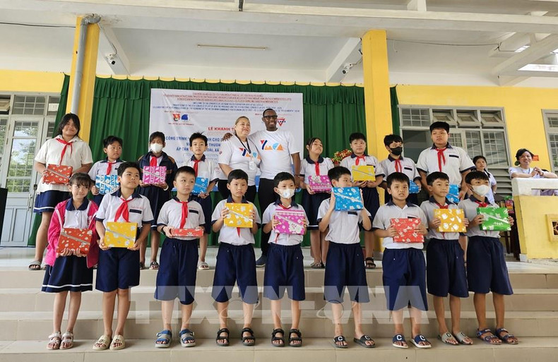 美国志愿者在槟椥省开展公益活动。（图片来源：越通社）