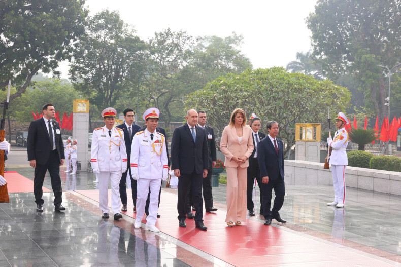 保加利亚总统鲁门·拉德夫和夫人及保加利亚代表团在北山街的英烈纪念碑向各位英雄烈士献花上香,怀念各位英雄烈士。 保加利亚总统鲁门·拉德夫和夫人及保加利亚代表团在北山街的英烈纪念碑向各位英雄烈士献花上香,怀念各位英雄烈士。
