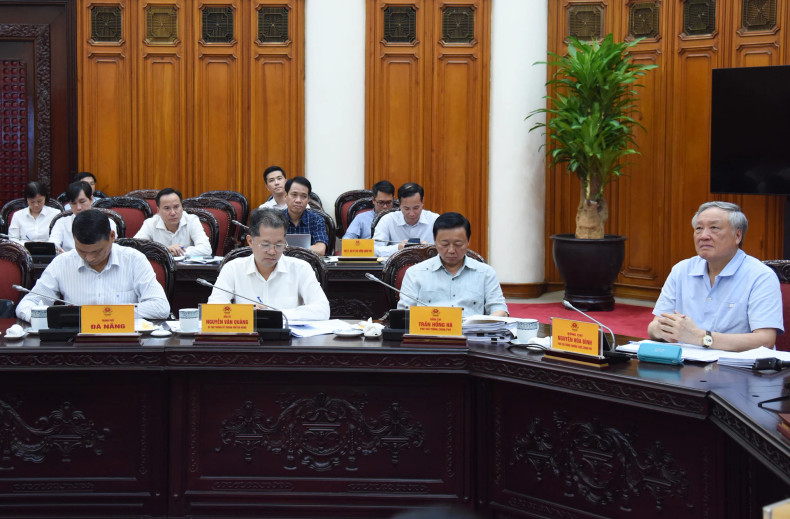 各位政府副总理和地方领导与会。