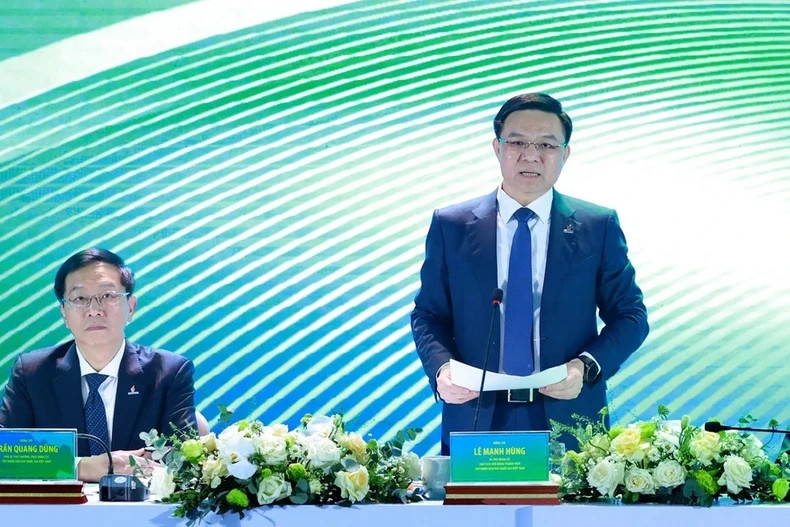 越南国家油气集团董事长黎孟雄在会上发表讲话。 越南国家油气集团董事长黎孟雄在会上发表讲话。