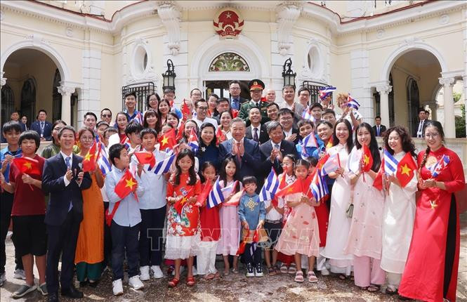 越共中央总书记、国家主席苏林携夫人和越南高级代表团与越南驻古巴大使馆工作人员、旅居古巴越南人社群合影。(图片来源:越通社) 越共中央总书记、国家主席苏林携夫人和越南高级代表团与越南驻古巴大使馆工作人员、旅居古巴越南人社群合影。(图片来源:越通社)