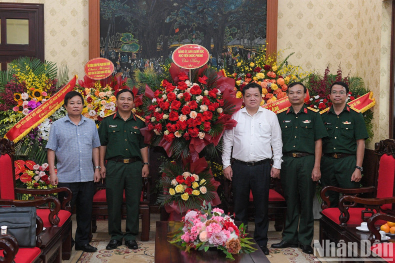 国防学院代表团前来祝贺《人民报》社。 国防学院代表团前来祝贺《人民报》社。