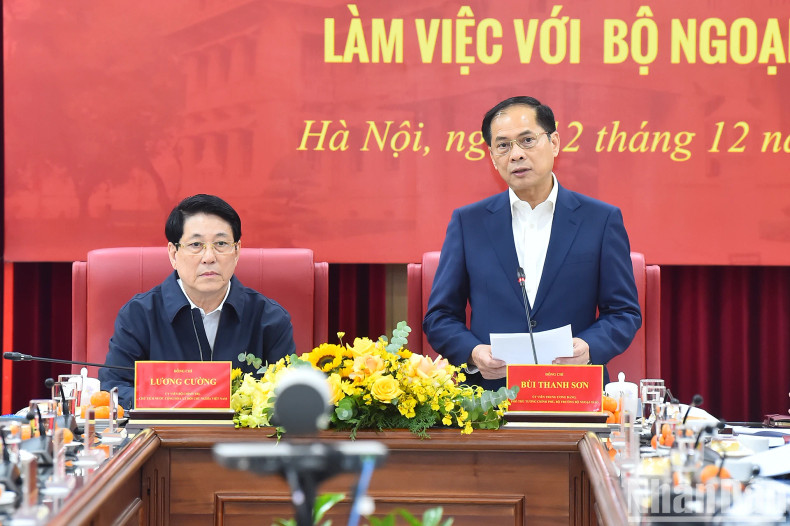 政府副总理兼外交部长裴青山在会上发表讲话。 政府副总理兼外交部长裴青山在会上发表讲话。
