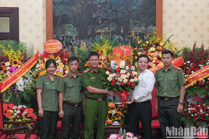 还剑郡公安代表团前来祝贺《人民报》社。 还剑郡公安代表团前来祝贺《人民报》社。